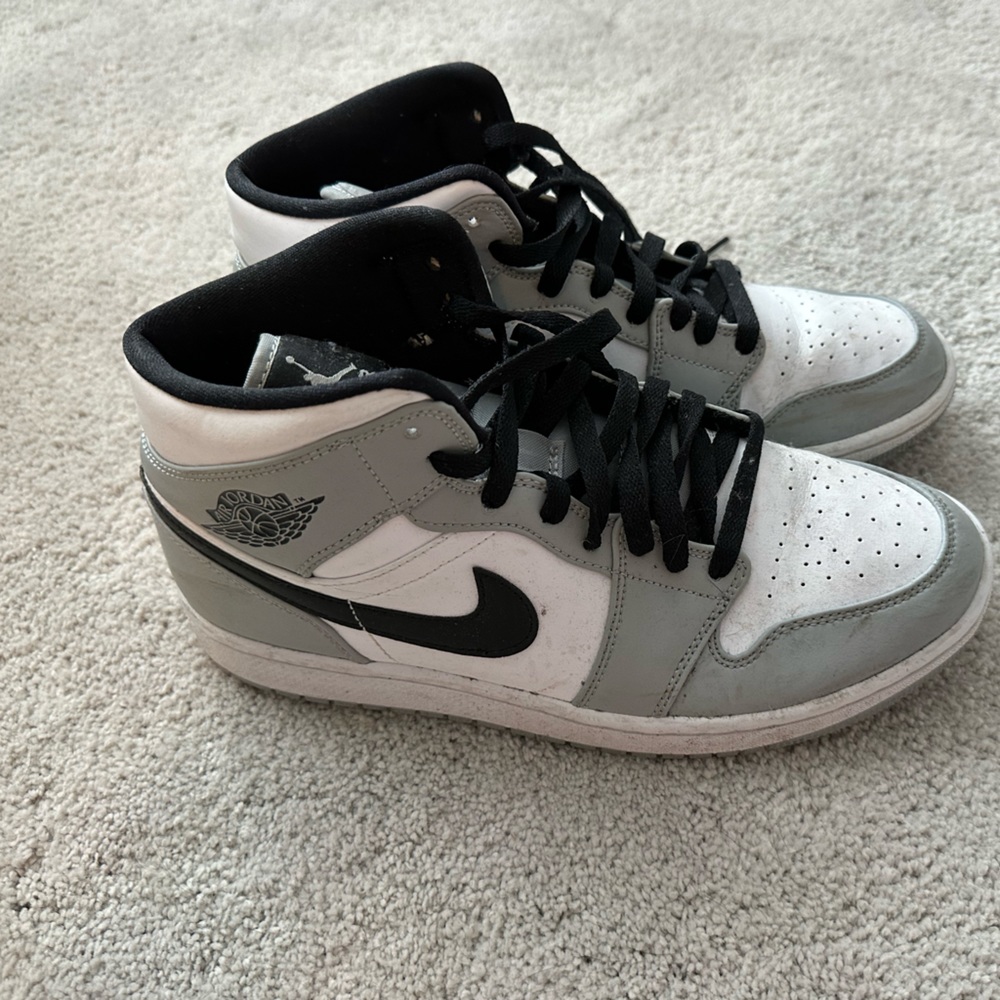 Jordan 1s Light Smoke Grey Men’s 8.5 Woman’s 10